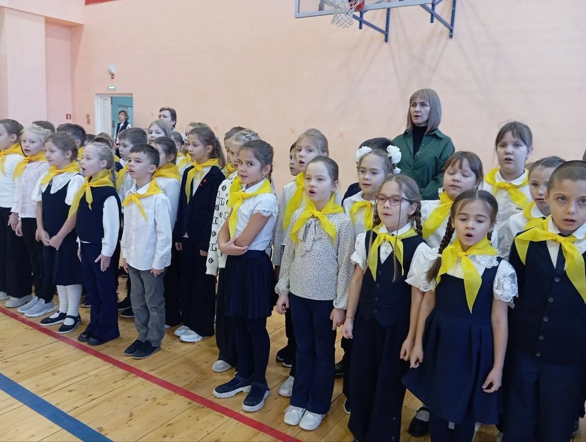 Понедельник в гимназии традиционно начался с торжественной линейки